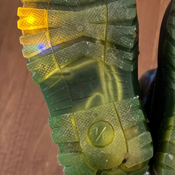 Boys Light Up Winter Snow Boots Size 7/8 - Picture 6 of 8